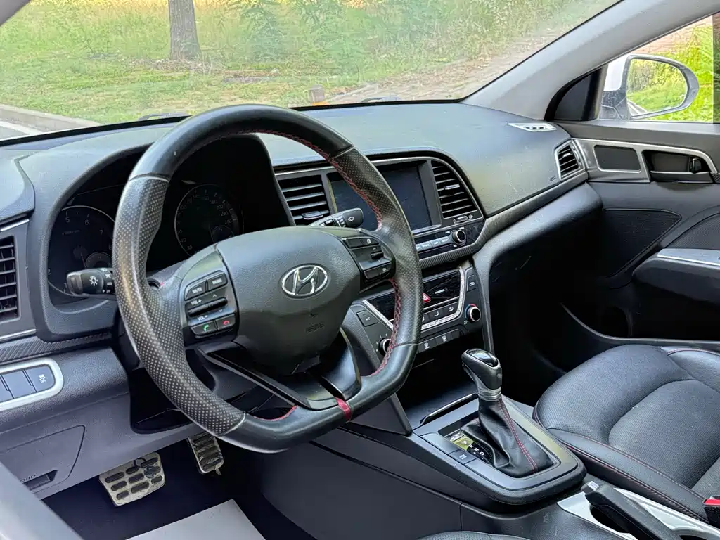Hyundai Elantra 2016 — фото 7