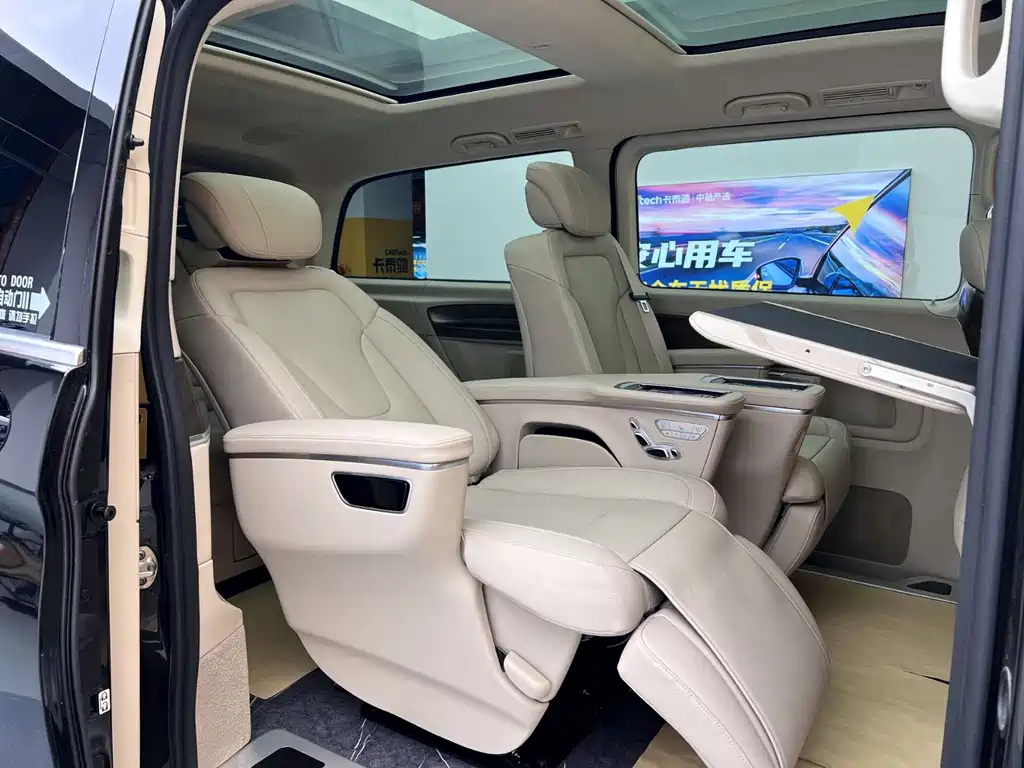 Mercedes-Benz V-Class 2023 — фото 17