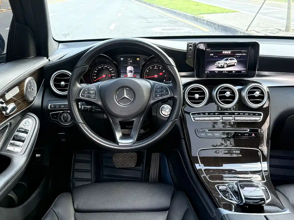 Mercedes-Benz GLC 2018 — фото 15