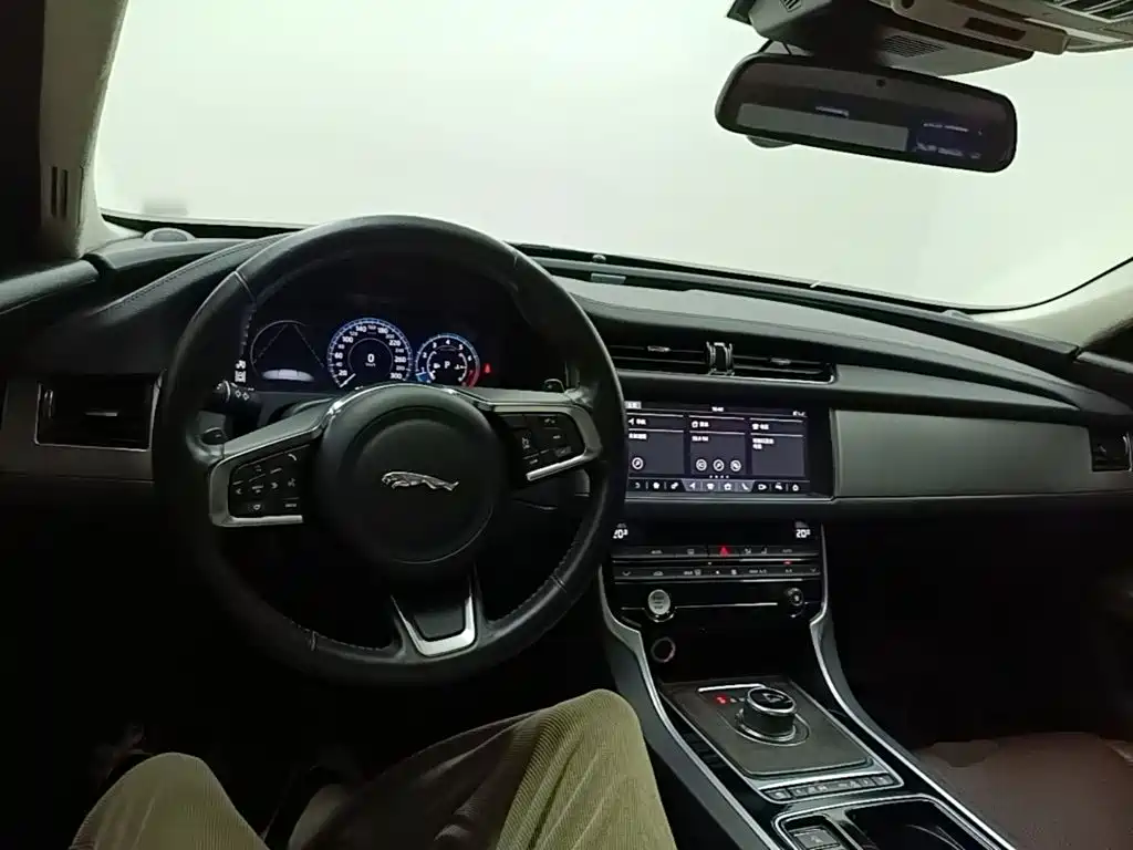 Jaguar XFL 2021 — фото 10