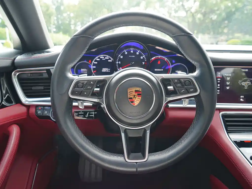Porsche Panamera 2018 — фото 16