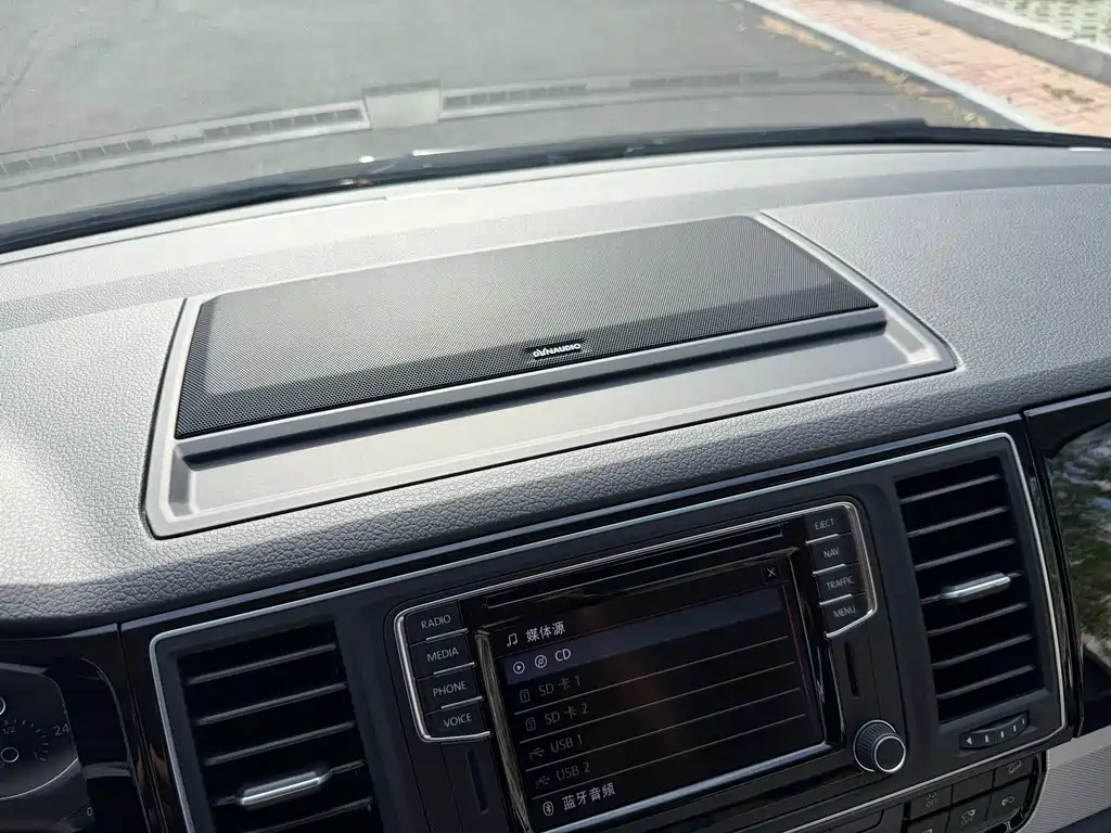 Volkswagen Multivan 2017 — фото 10