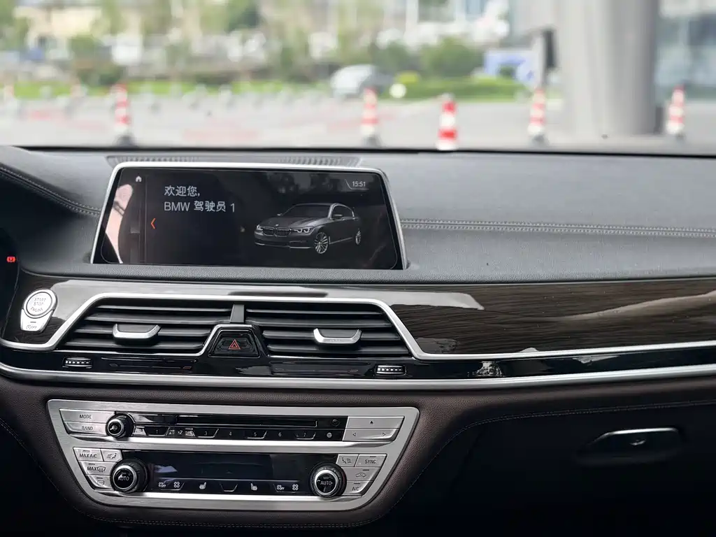 BMW 7 Series 2017 — фото 16