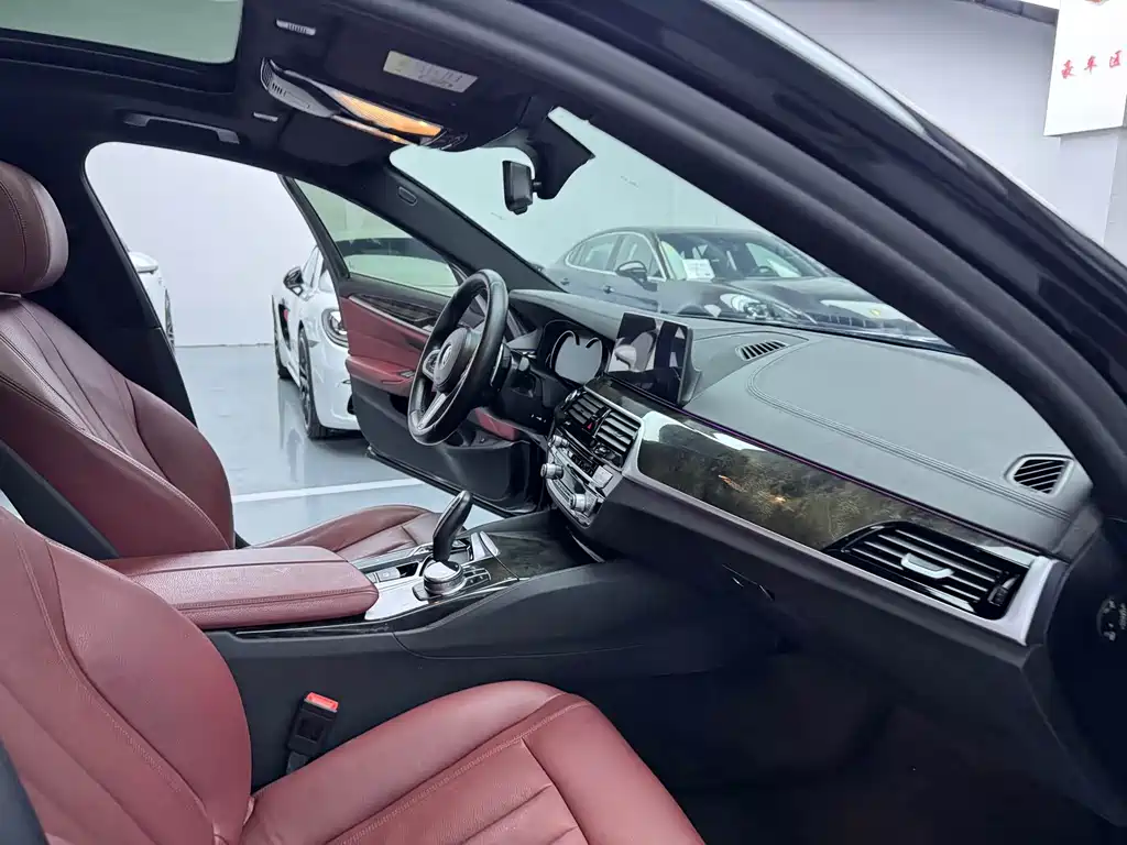 BMW 5 Series 2018 — фото 10