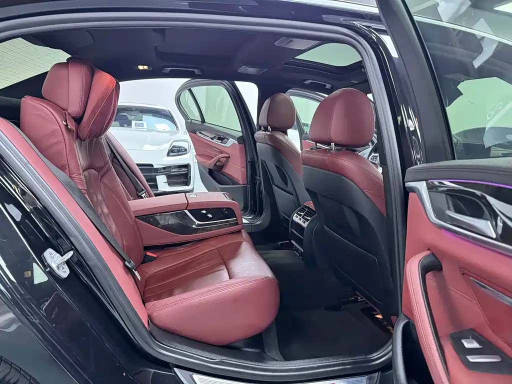 BMW 5 Series 2018 — фото 14