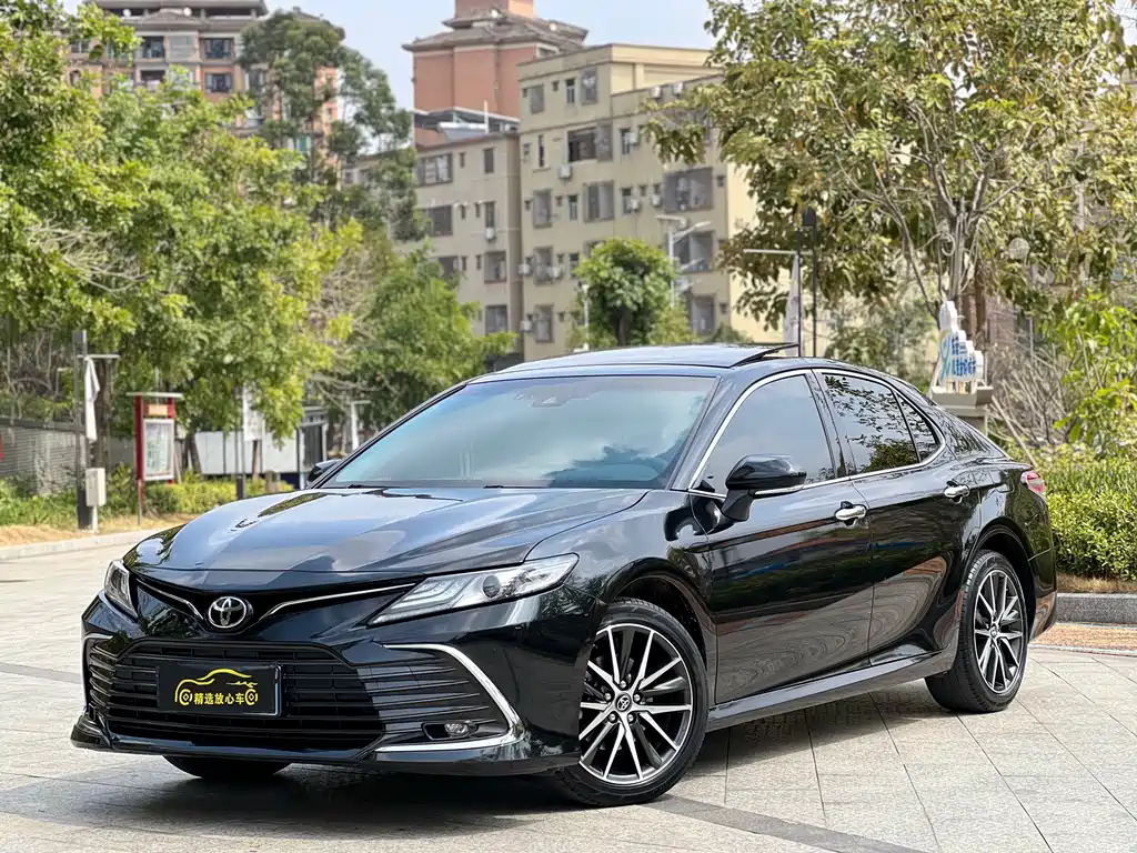 Toyota Camry 2022 — фото 1