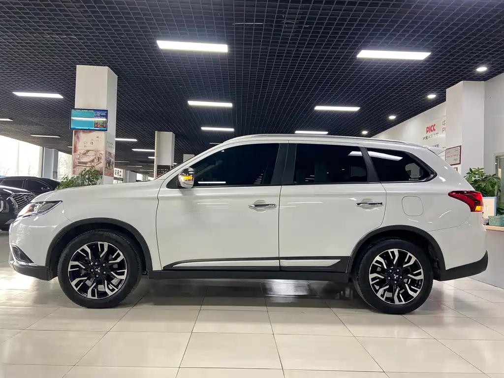 Mitsubishi Outlander 2020 — фото 3