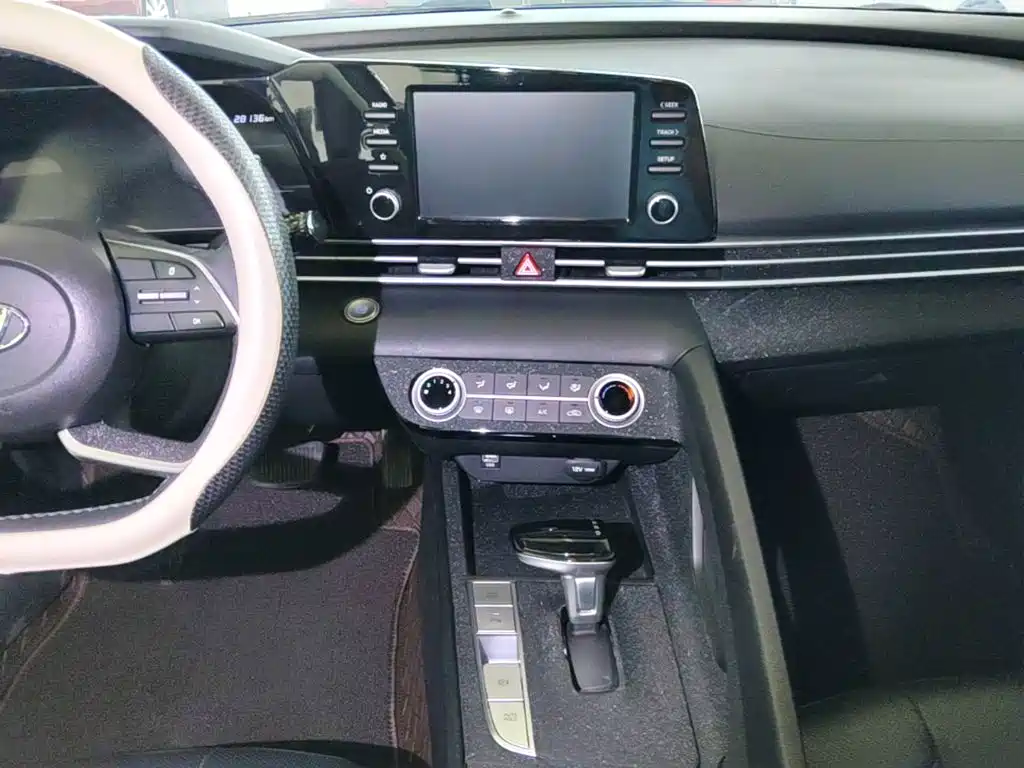 Hyundai Elantra 2023 — фото 13