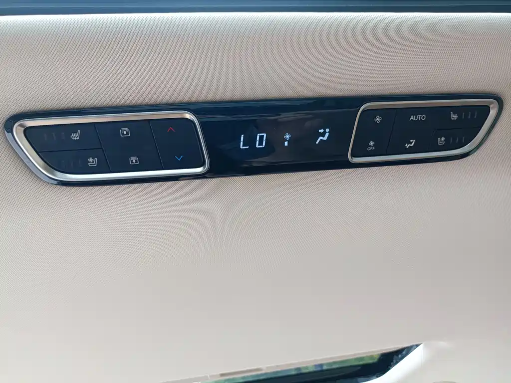 GAC Motor E8 PHEV 2024 — фото 33