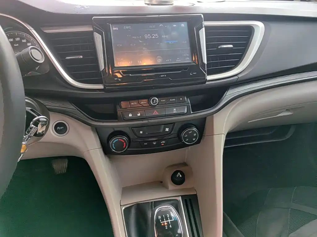 Buick Excelle 2015 — фото 13