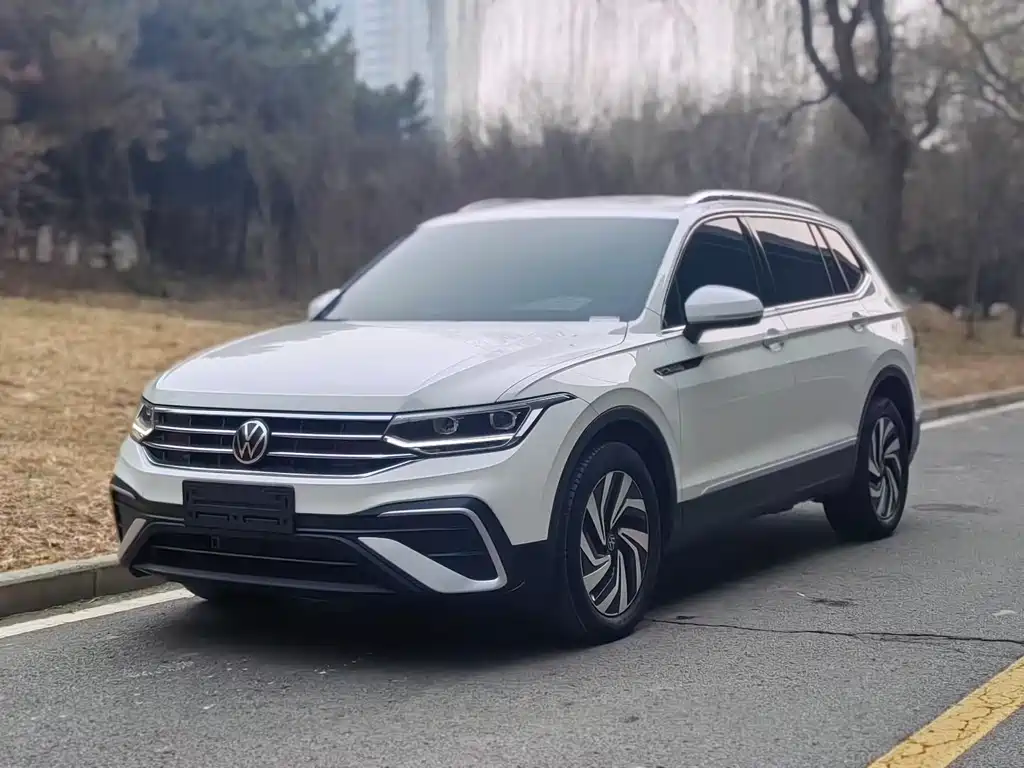 Volkswagen Tiguan L 2022 — фото 1