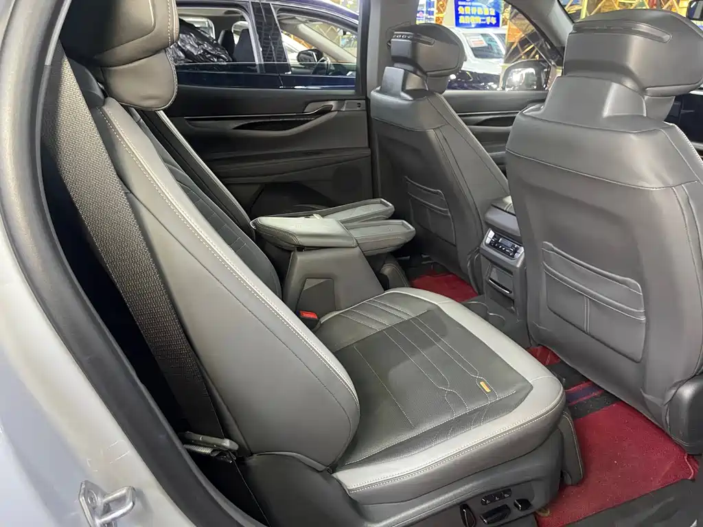 Ford Edge 2023 — фото 16