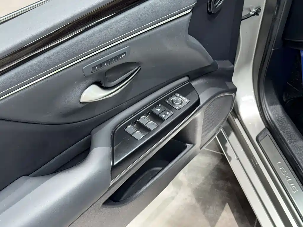 Lexus ES 2021 — фото 17