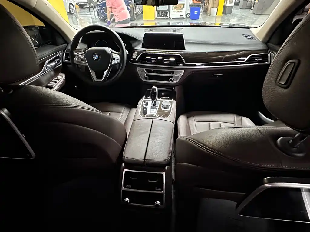 BMW 7 Series 2017 — фото 10