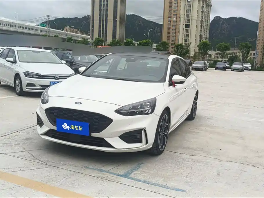 Ford Focus 2019 — фото 1