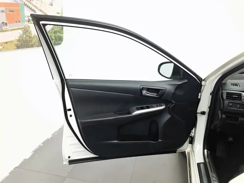Toyota Camry 2015 — фото 8