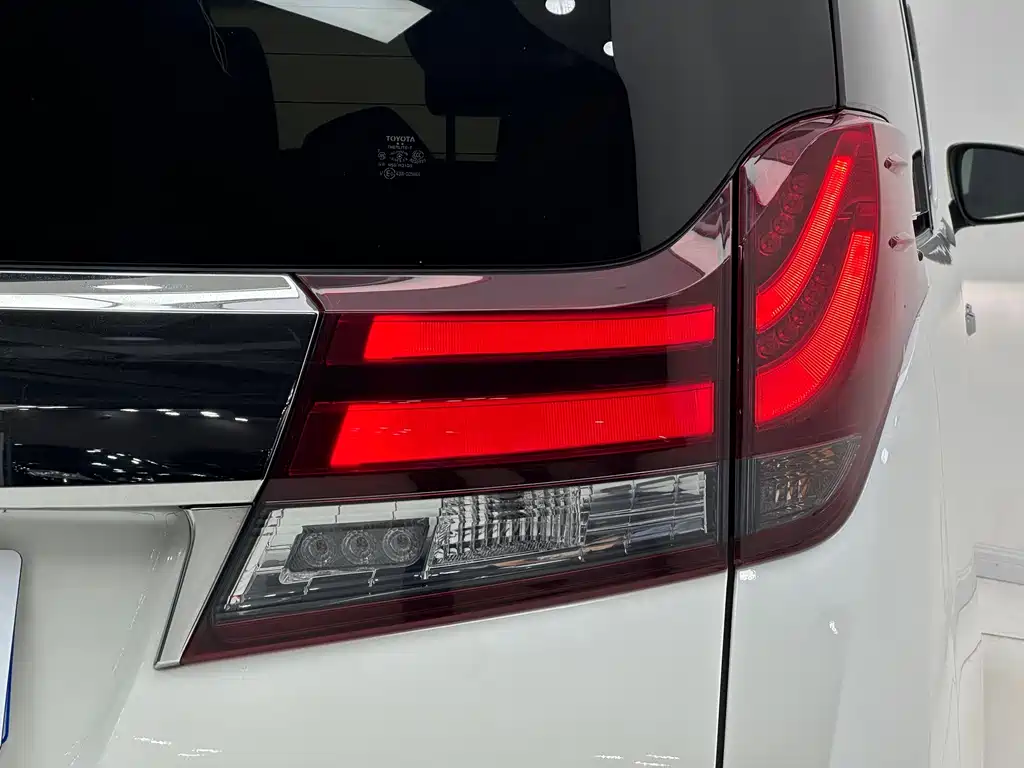 Toyota Alphard 2017 — фото 19