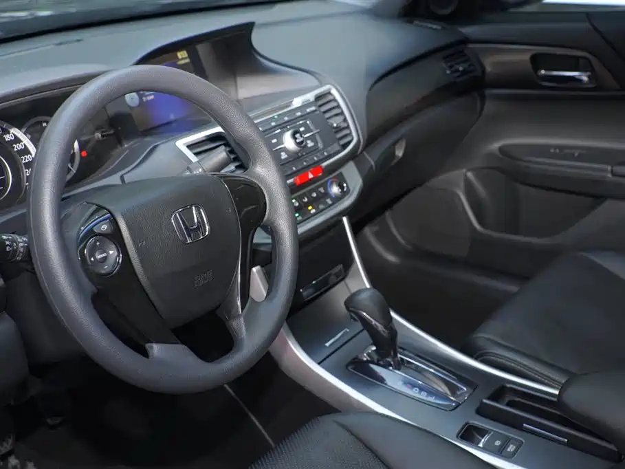 Honda Accord 2016 — фото 19