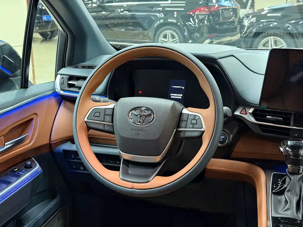 Toyota Granvia — фото 13