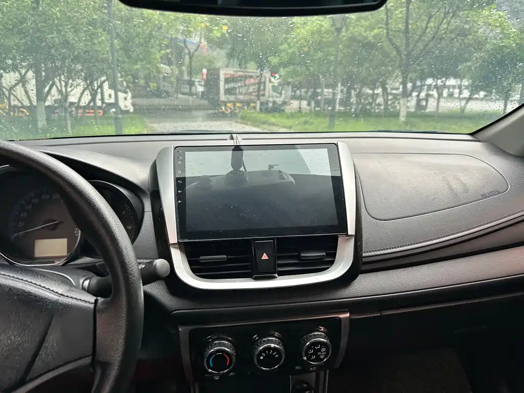Toyota Yaris L 2017 — фото 11