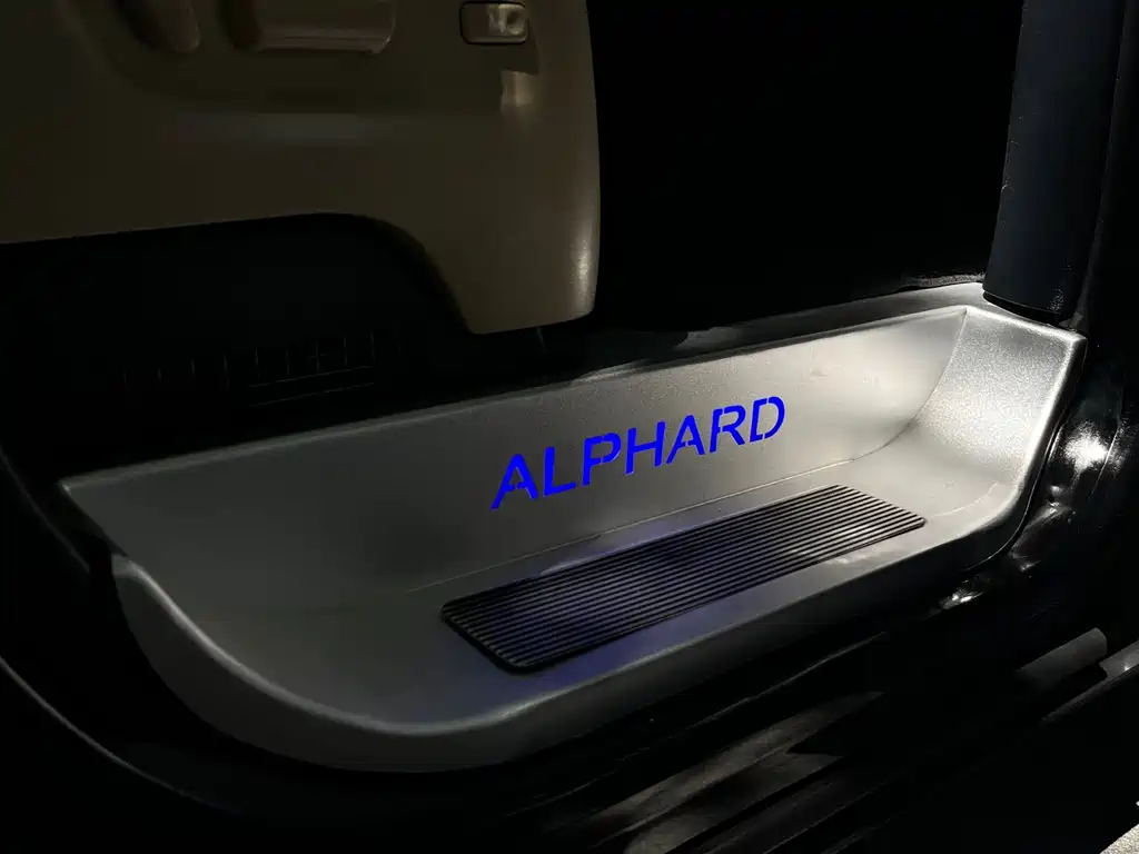Toyota Alphard 2020 — фото 14