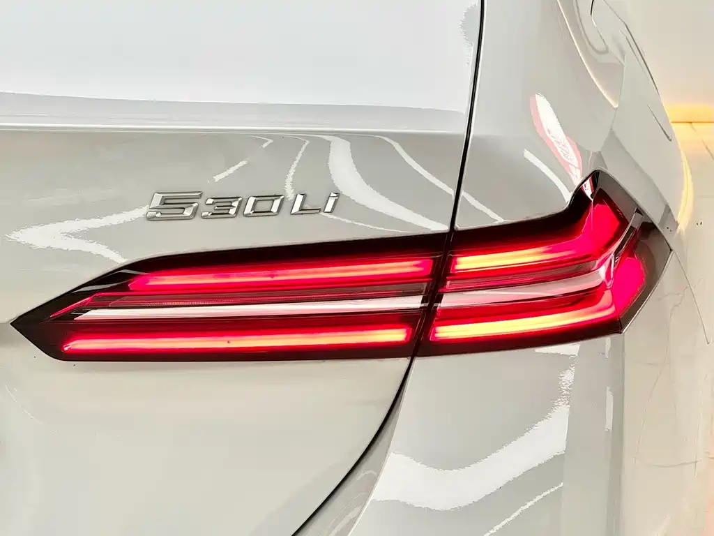 BMW 5 Series 2025 — фото 17