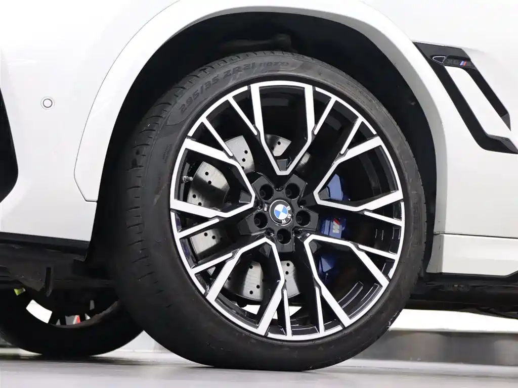 BMW X6 M 2022 — фото 35