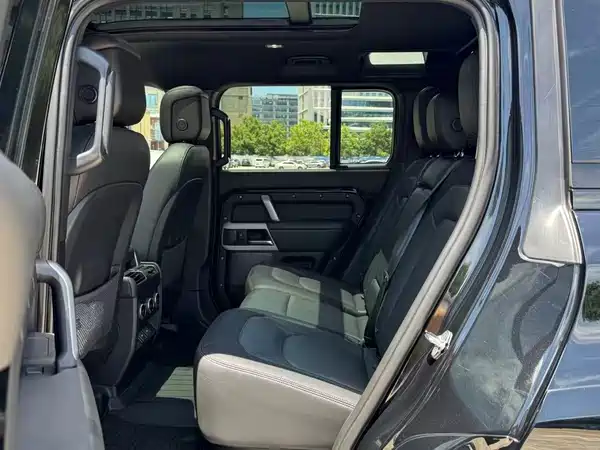 Land Rover Defender 2023