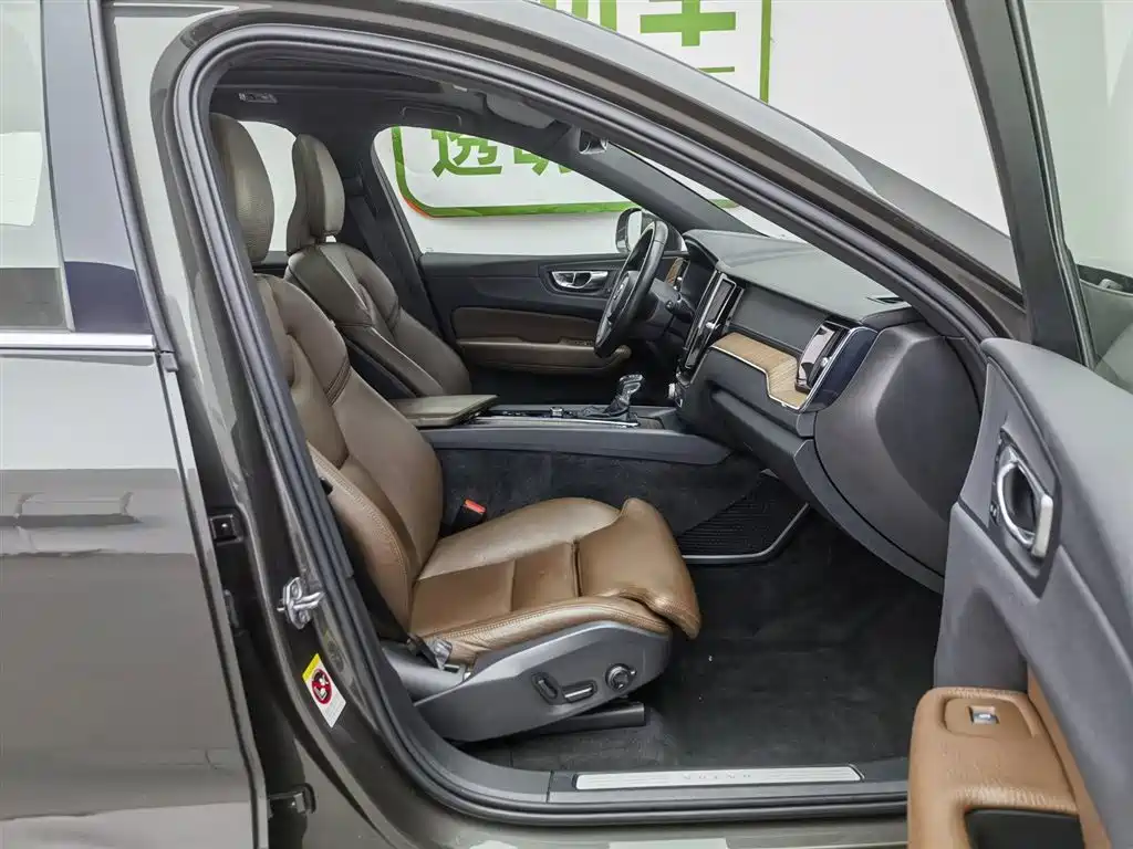 Volvo XC60 2020 — фото 23