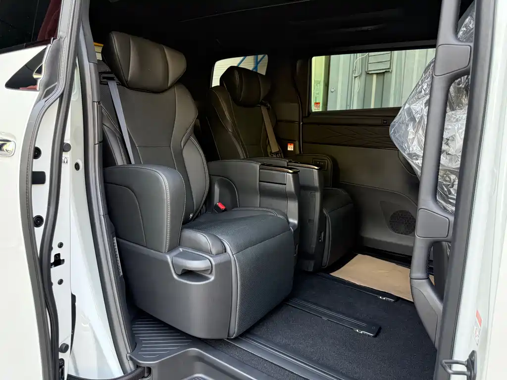 Toyota Alphard — фото 4