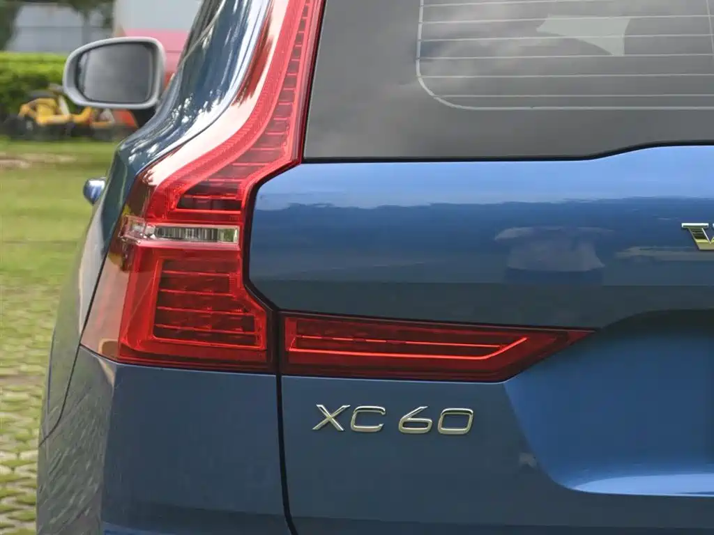 Volvo XC60 2018 — фото 14
