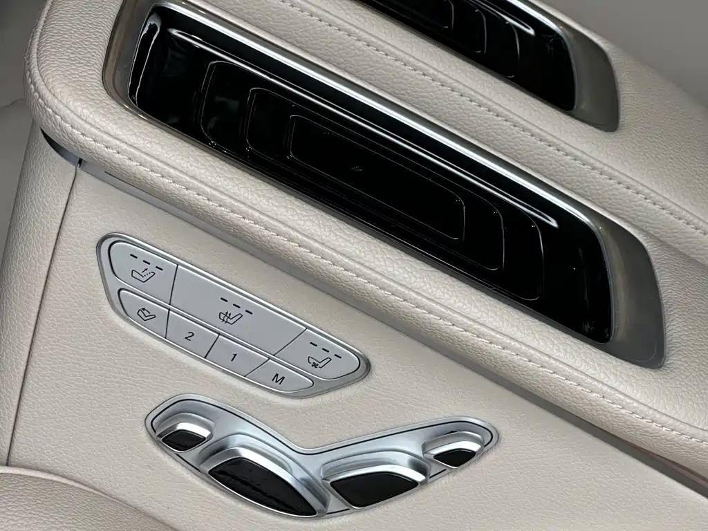 Mercedes-Benz V-Class 2022 — фото 12