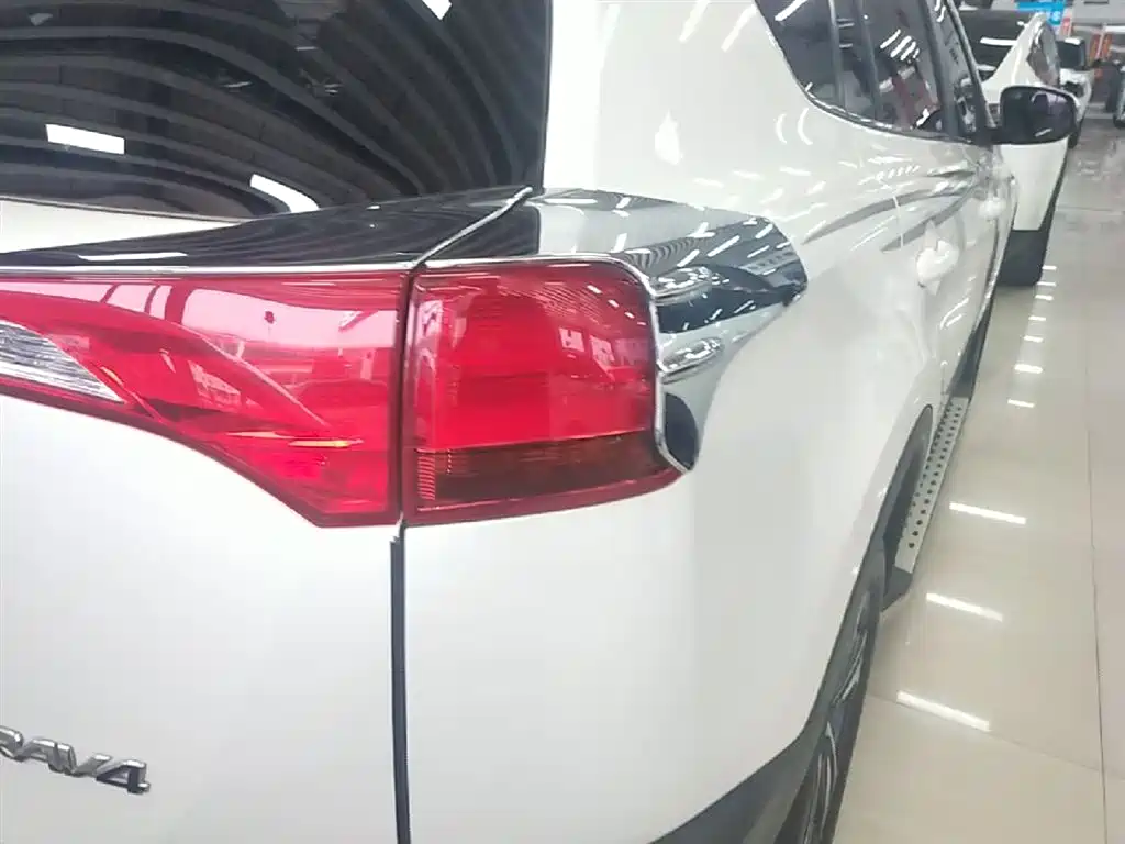 Toyota RAV4 2016 — фото 8