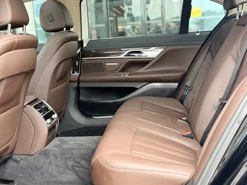 BMW 7 Series 2017 — фото 14