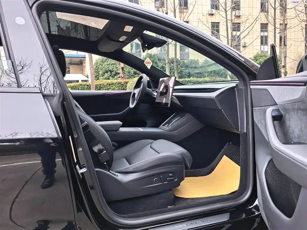 Tesla Model Y L 2025 — фото 17