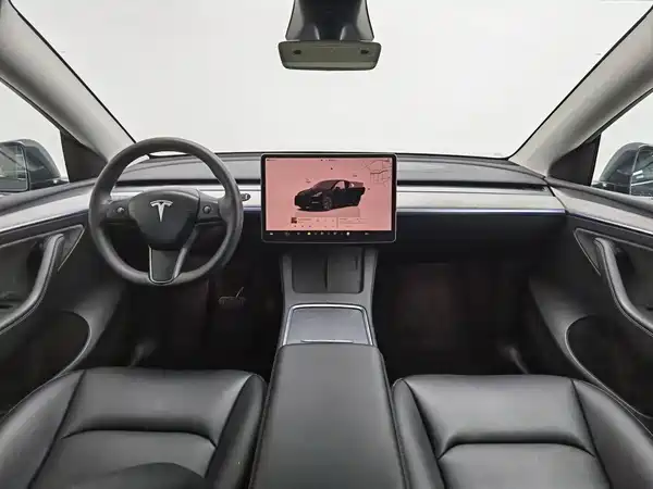Tesla Model Y 2025