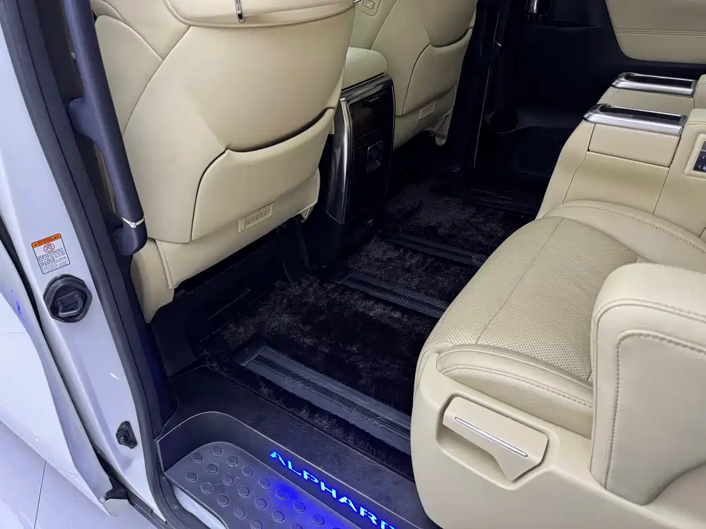 Toyota Alphard 2022 — фото 7
