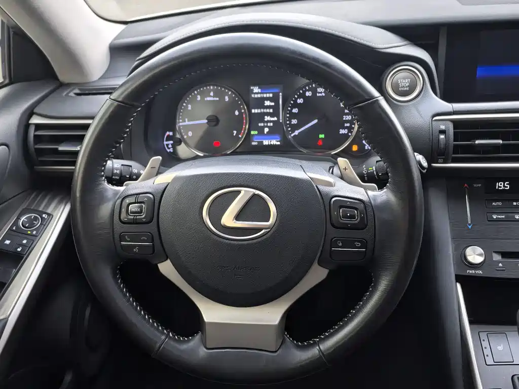 Lexus IS 2017 — фото 11