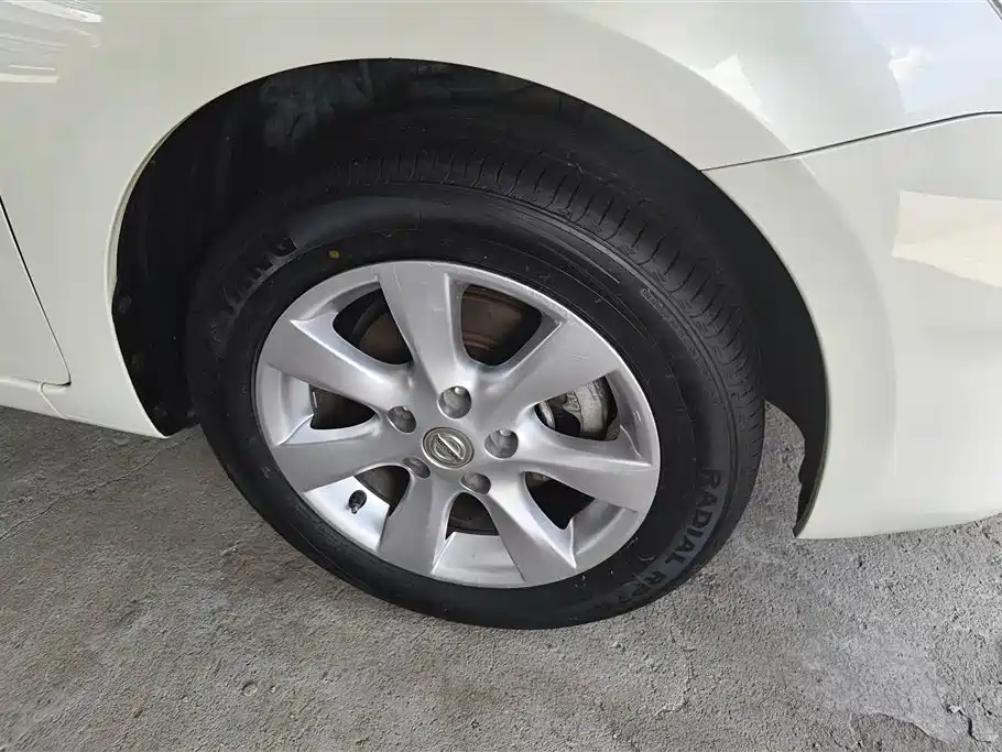 Nissan Tiida 2015 — фото 6