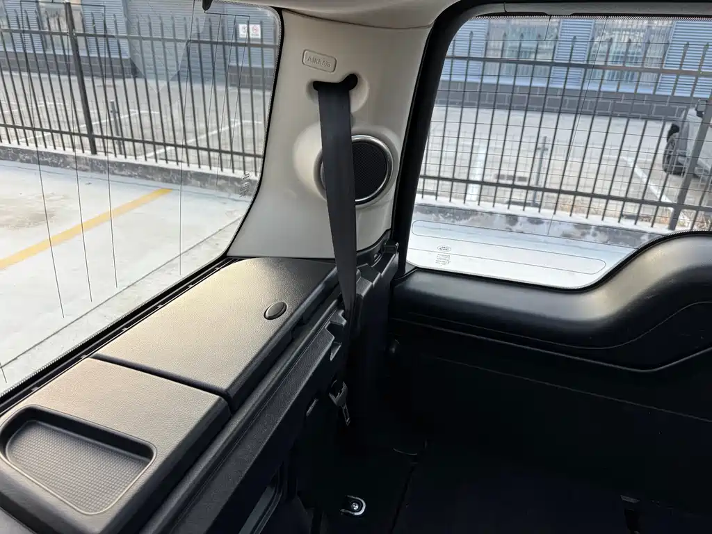 Land Rover Discovery 2015 — фото 15