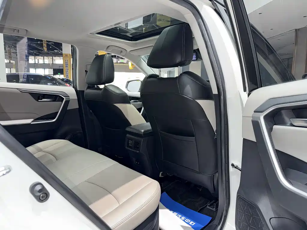 Toyota RAV4 2020 — фото 24