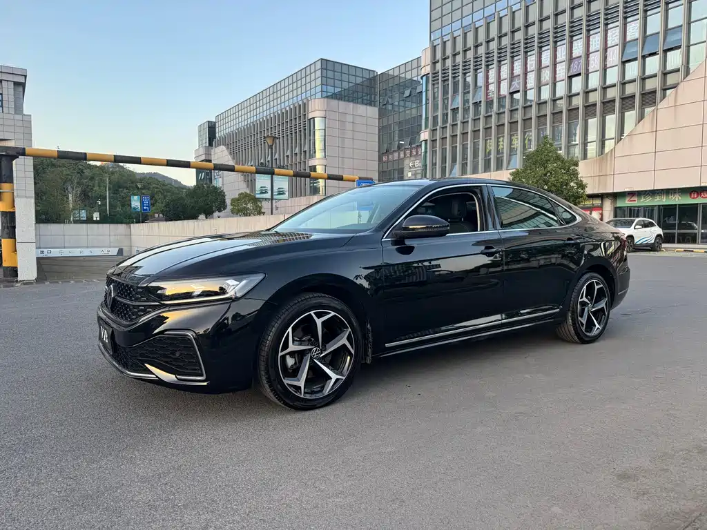 Volkswagen Passat 2023 — фото 1