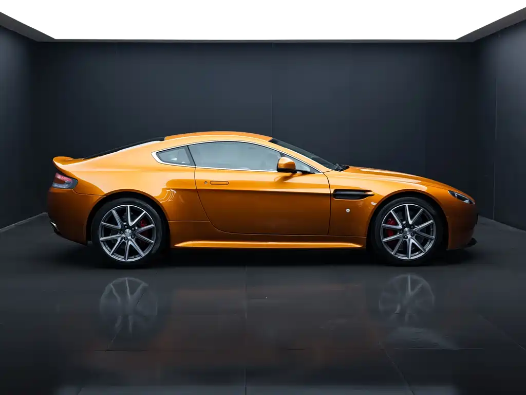 Aston Martin V8 Vantage 2013 — фото 5