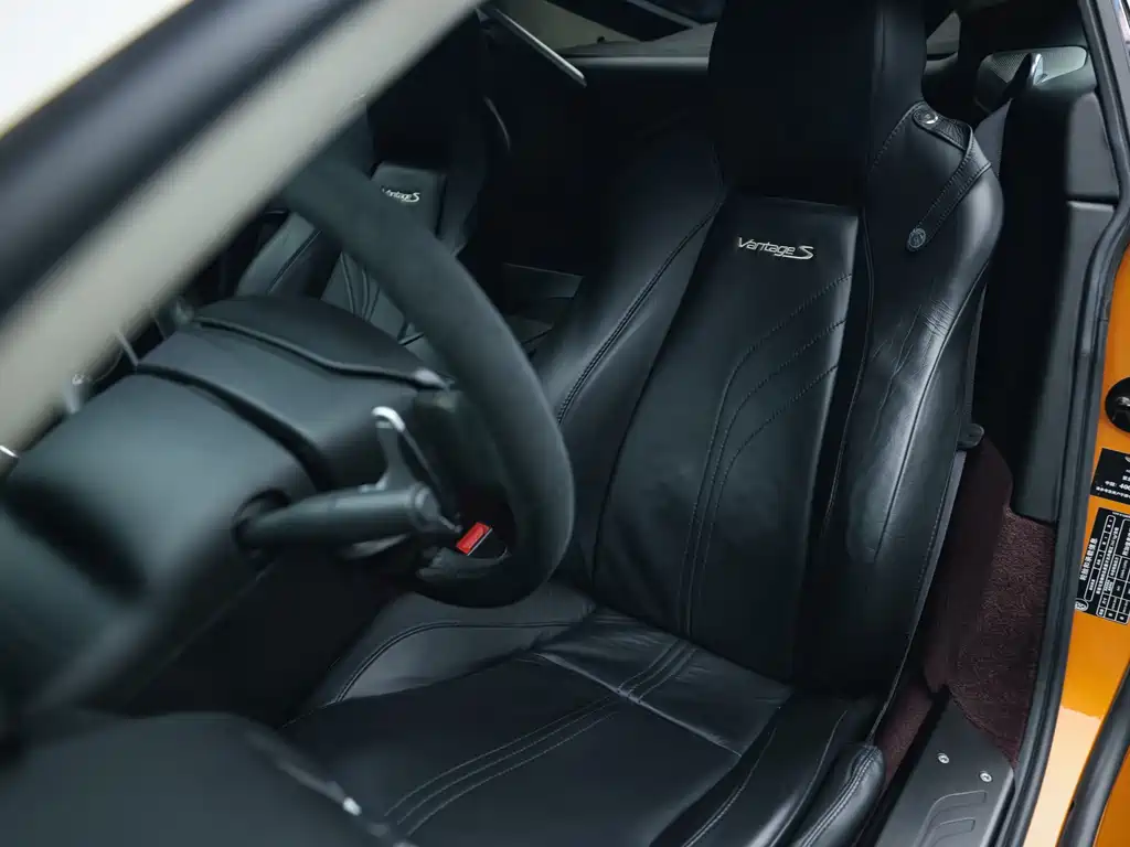 Aston Martin V8 Vantage 2013 — фото 17