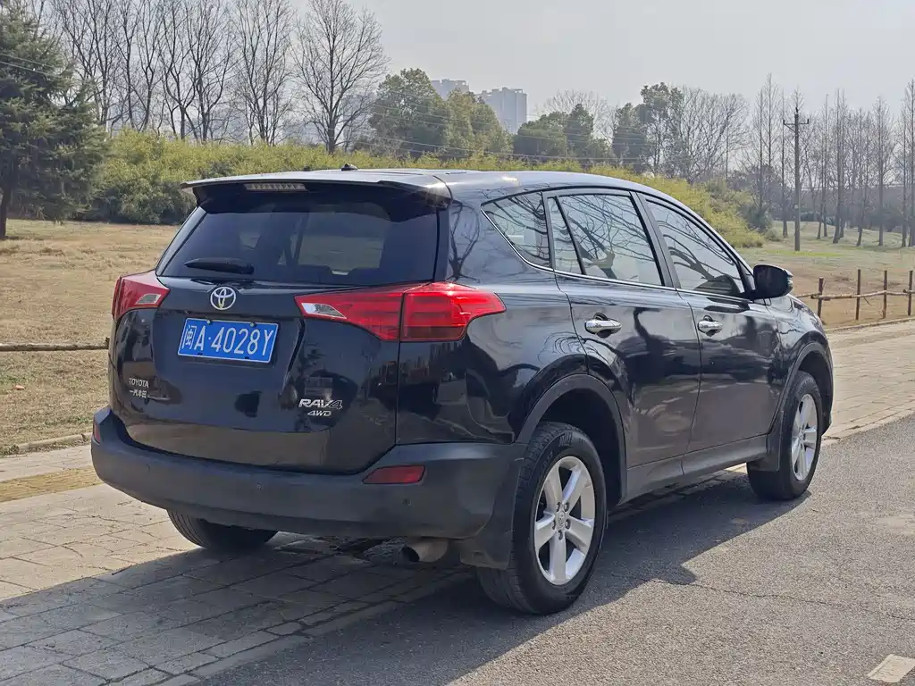 Toyota RAV4 2015 — фото 16