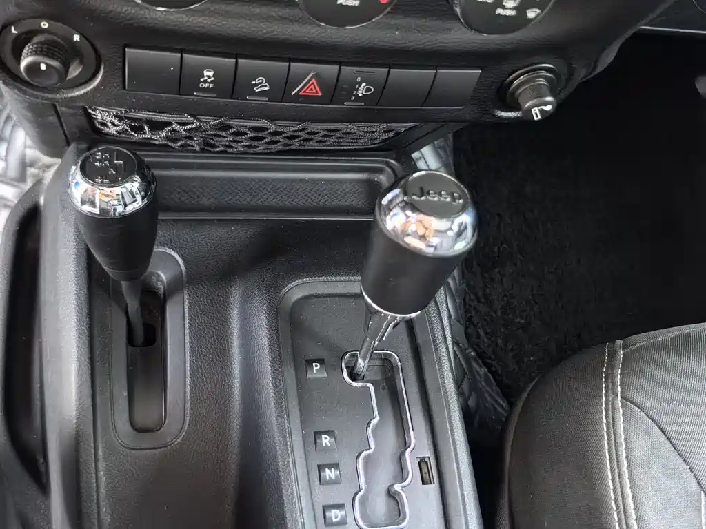 Jeep Wrangler 2016 — фото 12