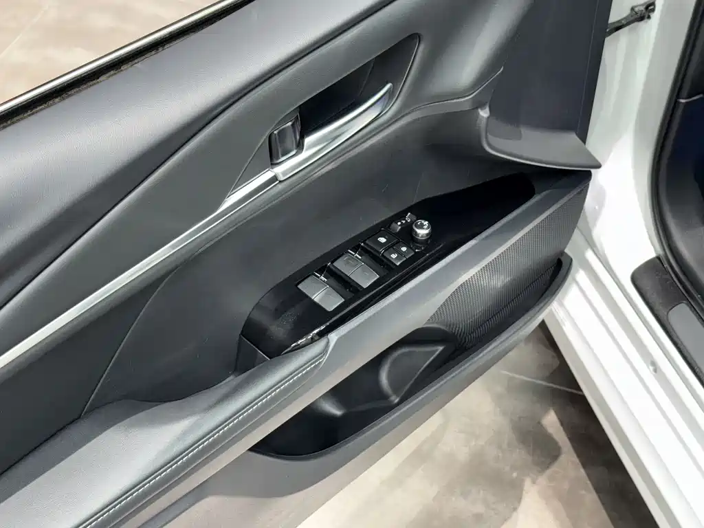 Toyota Camry 2025 — фото 20