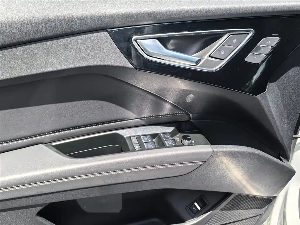 Audi Q4 e-tron 2025 — фото 15