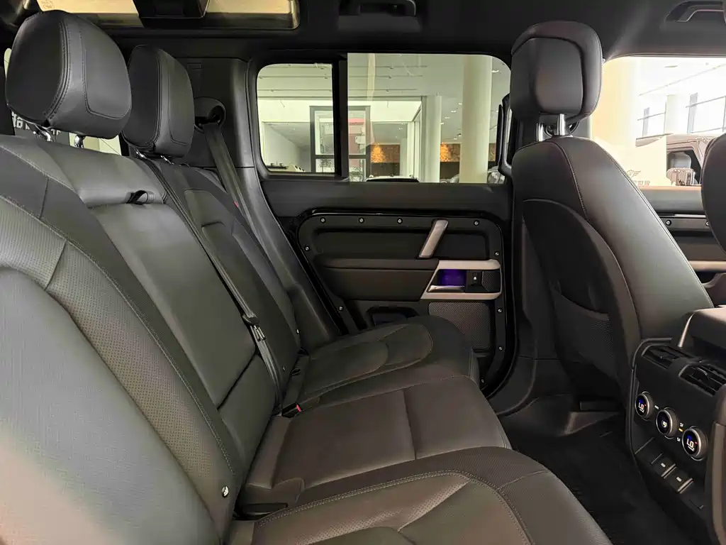 Land Rover Defender 2023 — фото 19