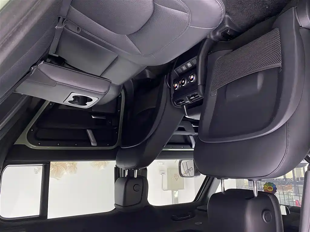 Land Rover Defender 2023 — фото 7